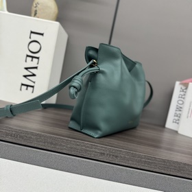 Loewe Новая версия клатча Flamenco из