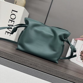 Loewe Новая версия клатча Flamenco из