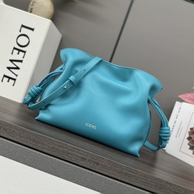 Loewe Новая версия клатча Flamenco из