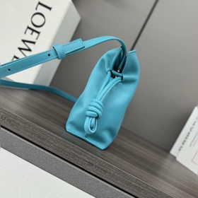 Loewe Новая версия клатча Flamenco из