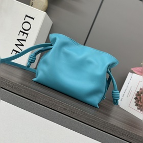 Loewe Новая версия клатча Flamenco из