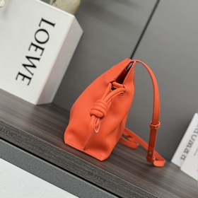 Loewe Новая версия клатча Flamenco из