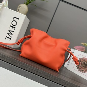 Loewe Новая версия клатча Flamenco из