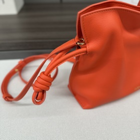 Loewe Новая версия клатча Flamenco из