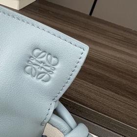 Loewe  Клач «Flamenco» из кожи наппа 