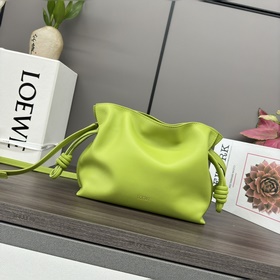 Loewe Новая версия клатча Flamenco из