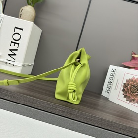 Loewe Новая версия клатча Flamenco из