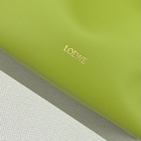 Loewe Новая версия клатча Flamenco из