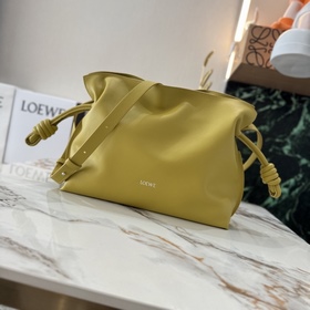 Loewe Новая версия клатча Flamenco из