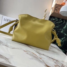 Loewe Новая версия клатча Flamenco из