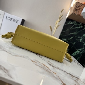 Loewe Новая версия клатча Flamenco из
