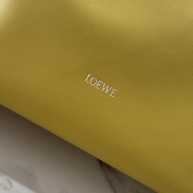 Loewe Новая версия клатча Flamenco из