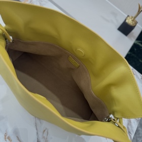 Loewe Новая версия клатча Flamenco из