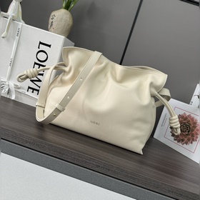 Loewe Новая версия клатча Flamenco из
