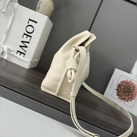Loewe Новая версия клатча Flamenco из
