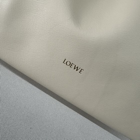 Loewe Новая версия клатча Flamenco из