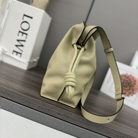 Loewe Новая версия клатча Flamenco из