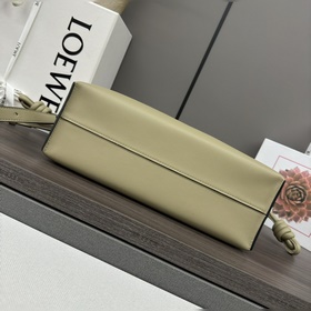 Loewe Новая версия клатча Flamenco из
