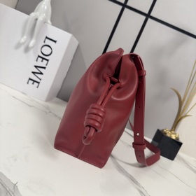 Loewe Новая версия клатча Flamenco из