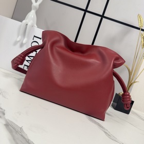 Loewe Новая версия клатча Flamenco из