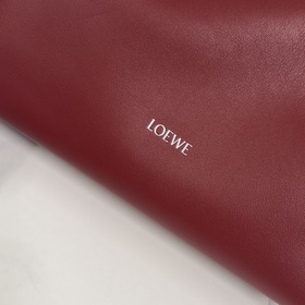 Loewe Новая версия клатча Flamenco из