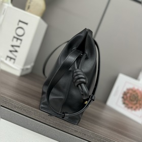 Loewe Новая версия клатча Flamenco из