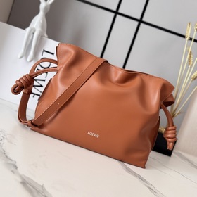 Loewe Новая версия клатча Flamenco из