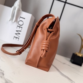 Loewe Новая версия клатча Flamenco из