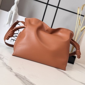 Loewe Новая версия клатча Flamenco из