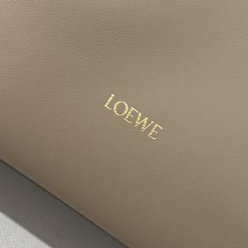 Loewe Новая версия клатча Flamenco из