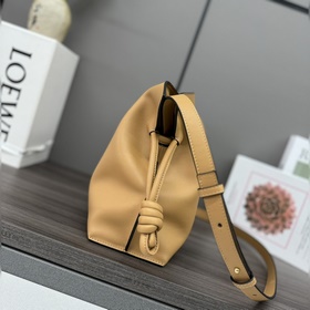 Loewe Новая версия клатча Flamenco из