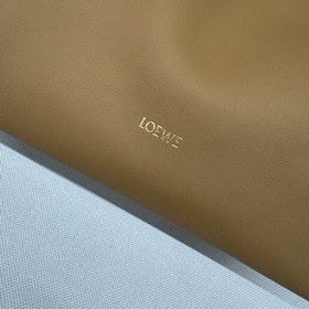 Loewe Новая версия клатча Flamenco из