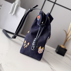 Loewe  Клатч среднего размера из выши