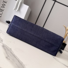 Loewe  Клатч среднего размера из выши
