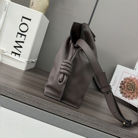 Loewe Новая версия клатча Flamenco из