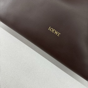 Loewe Новая версия клатча Flamenco из