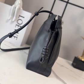 Новая средняя сумка Loewe Panta Flamen