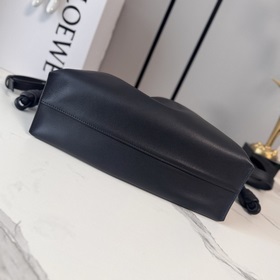 Новая средняя сумка Loewe Panta Flamen