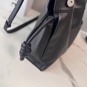 Новая средняя сумка Loewe Panta Flamen