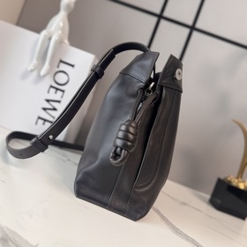 Новая средняя сумка Loewe Panta Flamen