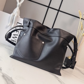 Новая средняя сумка Loewe Panta Flamen