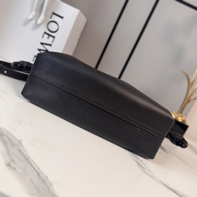 Новая средняя сумка Loewe Panta Flamen