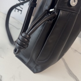 Новая средняя сумка Loewe Panta Flamen