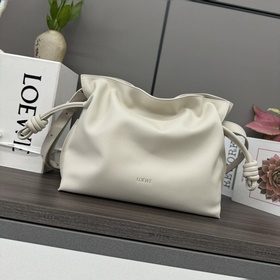 Loewe Новая версия клатча Flamenco из