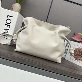 Loewe Новая версия клатча Flamenco из