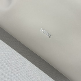Loewe Новая версия клатча Flamenco из