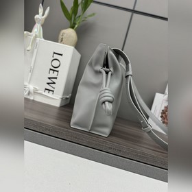 Loewe Новая версия клатча Flamenco из