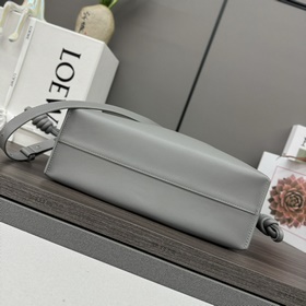 Loewe Новая версия клатча Flamenco из