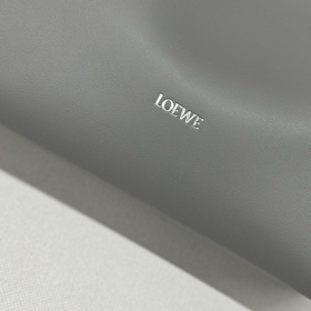 Loewe Новая версия клатча Flamenco из