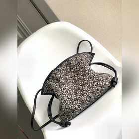 Loewe Anagram： клатч Flamenco из жакк